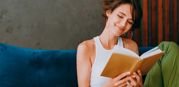 mujer explorando la enciclopedia femenina