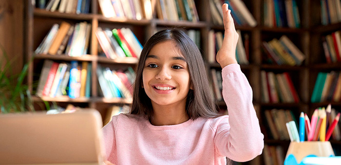Chica feliz esperando a qué ocurra la menstruación