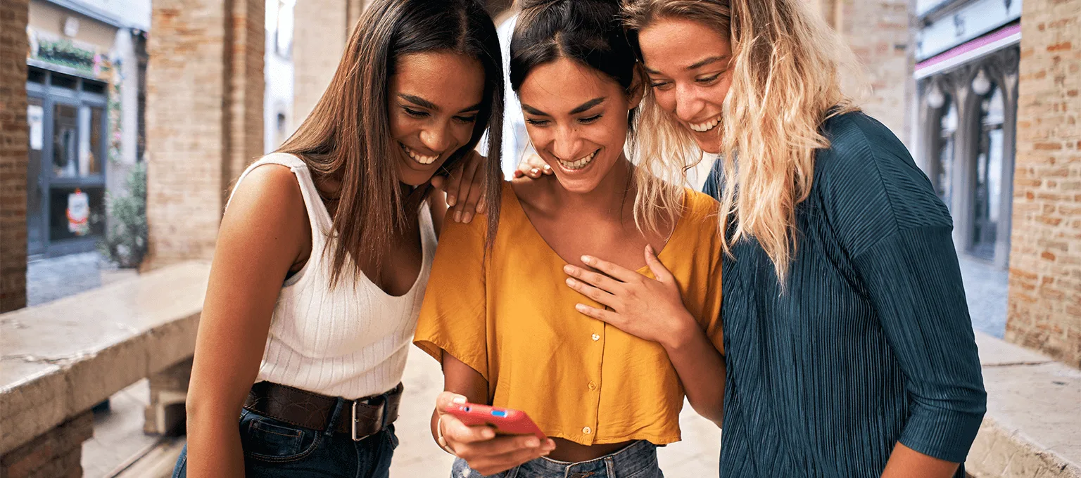Meninas revisando a tabela e fases do ciclo menstrual