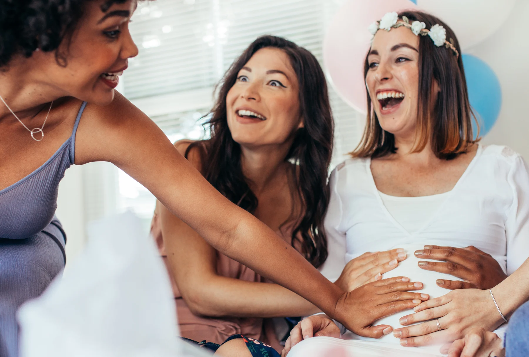 Mulheres no chá de bebê de uma amiga