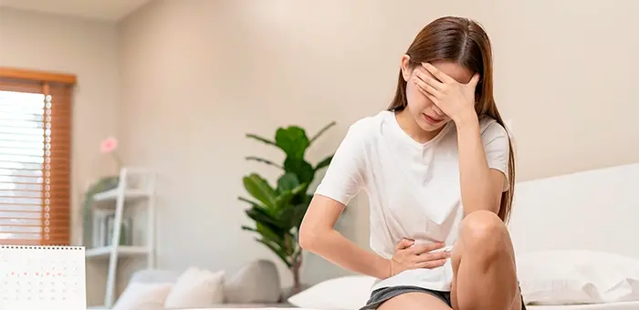 Adolescente pensando qué hacer estando en sus días