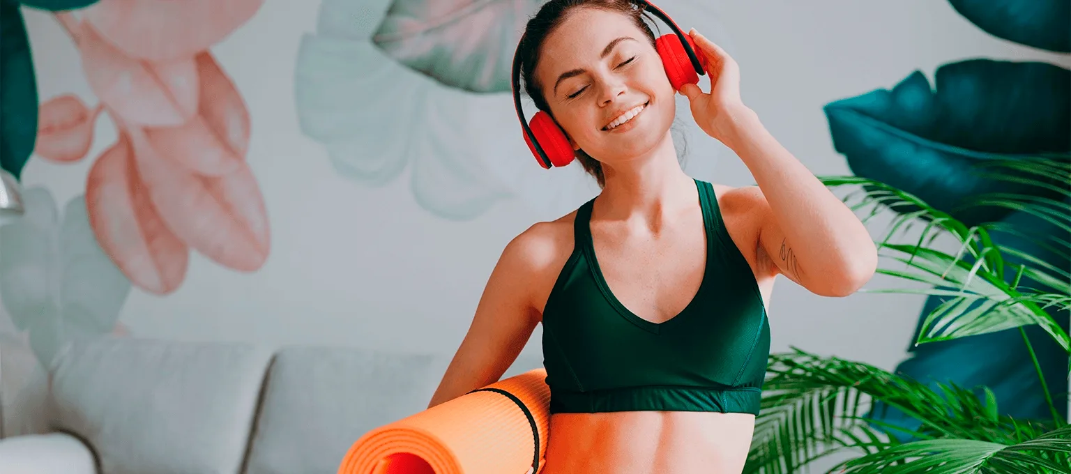 Mulher jovem fazendo exercícios durante a menstruação