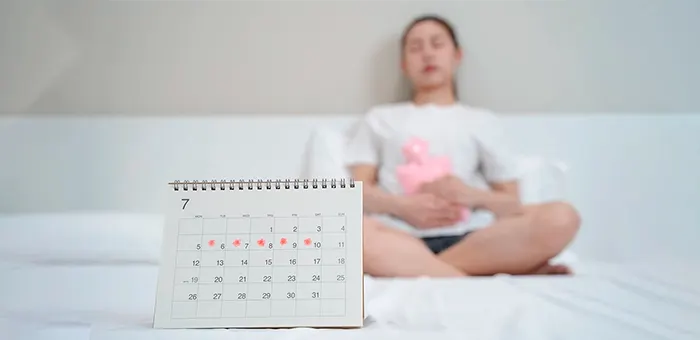 Adolescente com primeiros sintomas de menstruação