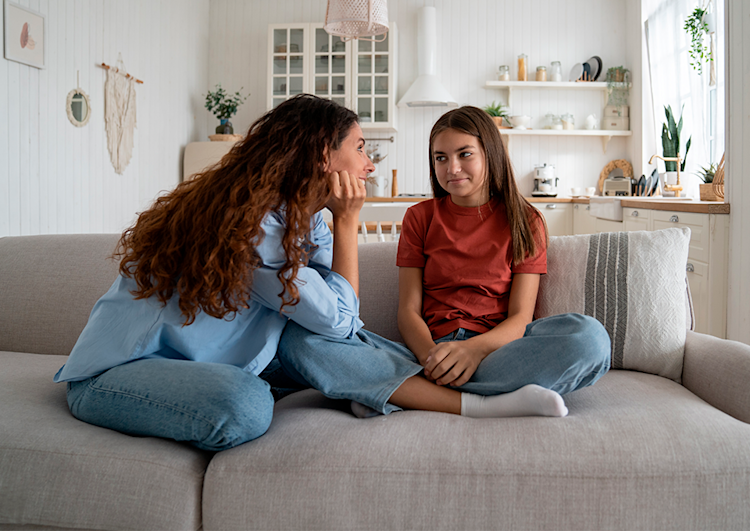 Mamá platica sobre las etapas de la pubertad con su hija
