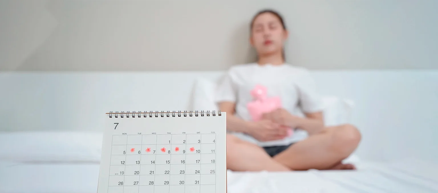 Adolescente com primeiros sintomas de menstruação