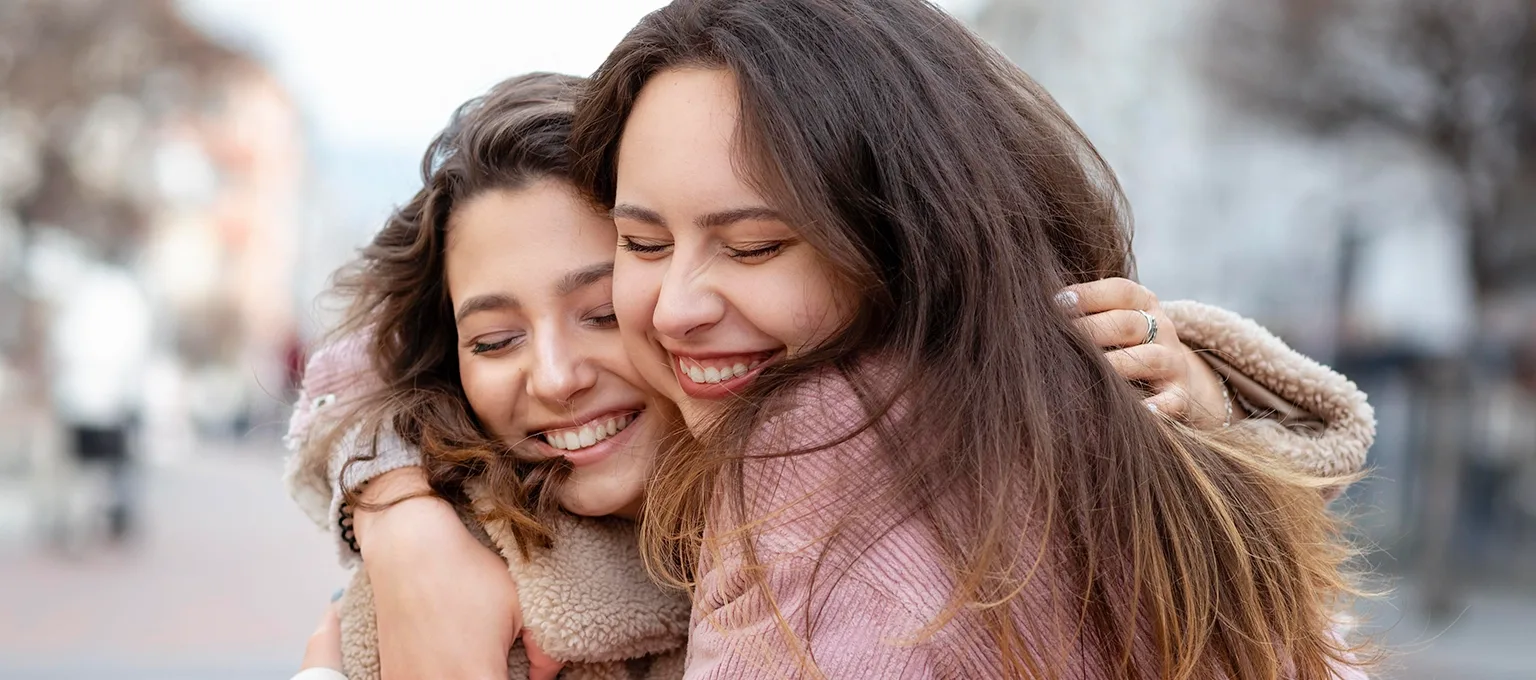 Mãe abraçando a filha adolescente 
