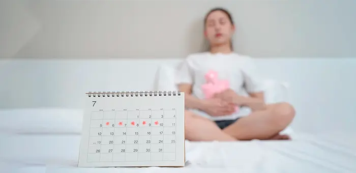 Adolescente con primeros síntomas de la menstruación