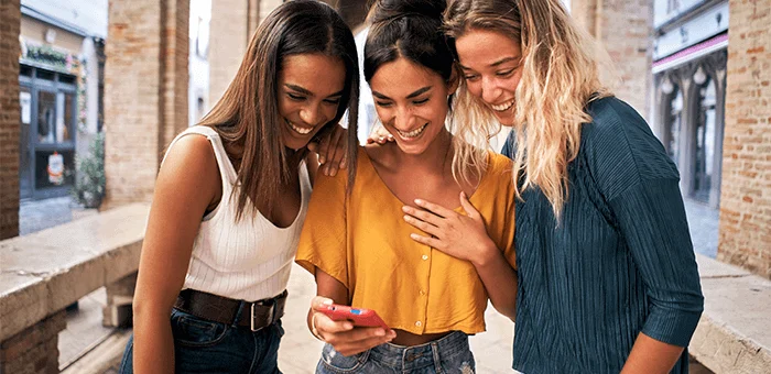 Chicas felices revisando su tabla menstrual
