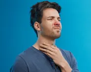 Homem jovem resfriado e com dor de garganta