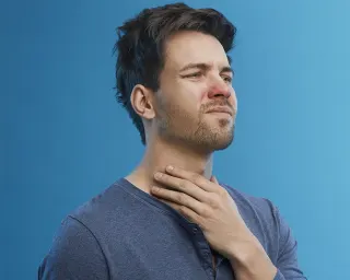 Homem jovem resfriado e com dor de garganta