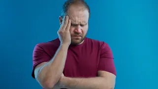 Homem com dor de cabeça