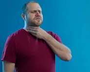 Homem com dor de garganta