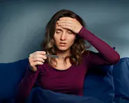Mulher resfriada e com febre