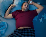 Homem deitado com gripe