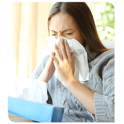 mulher assoando o nariz
