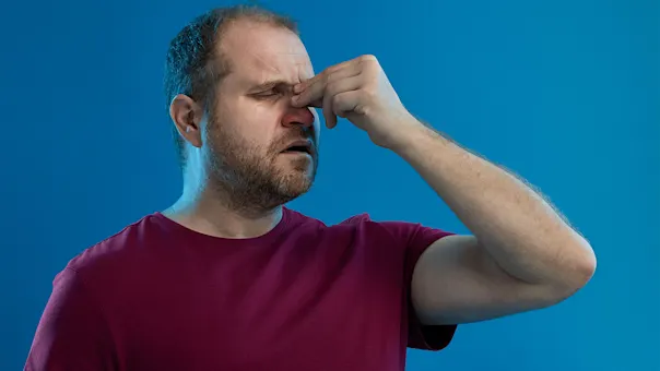 Homem mais velho com dores de cabeça