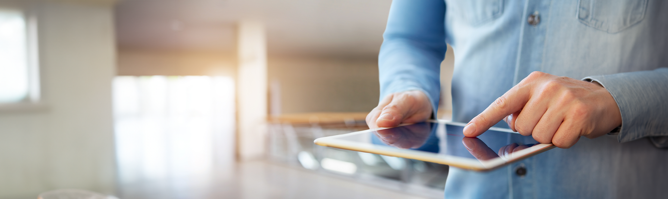 Eine Person arbeitet auf dem Tablet