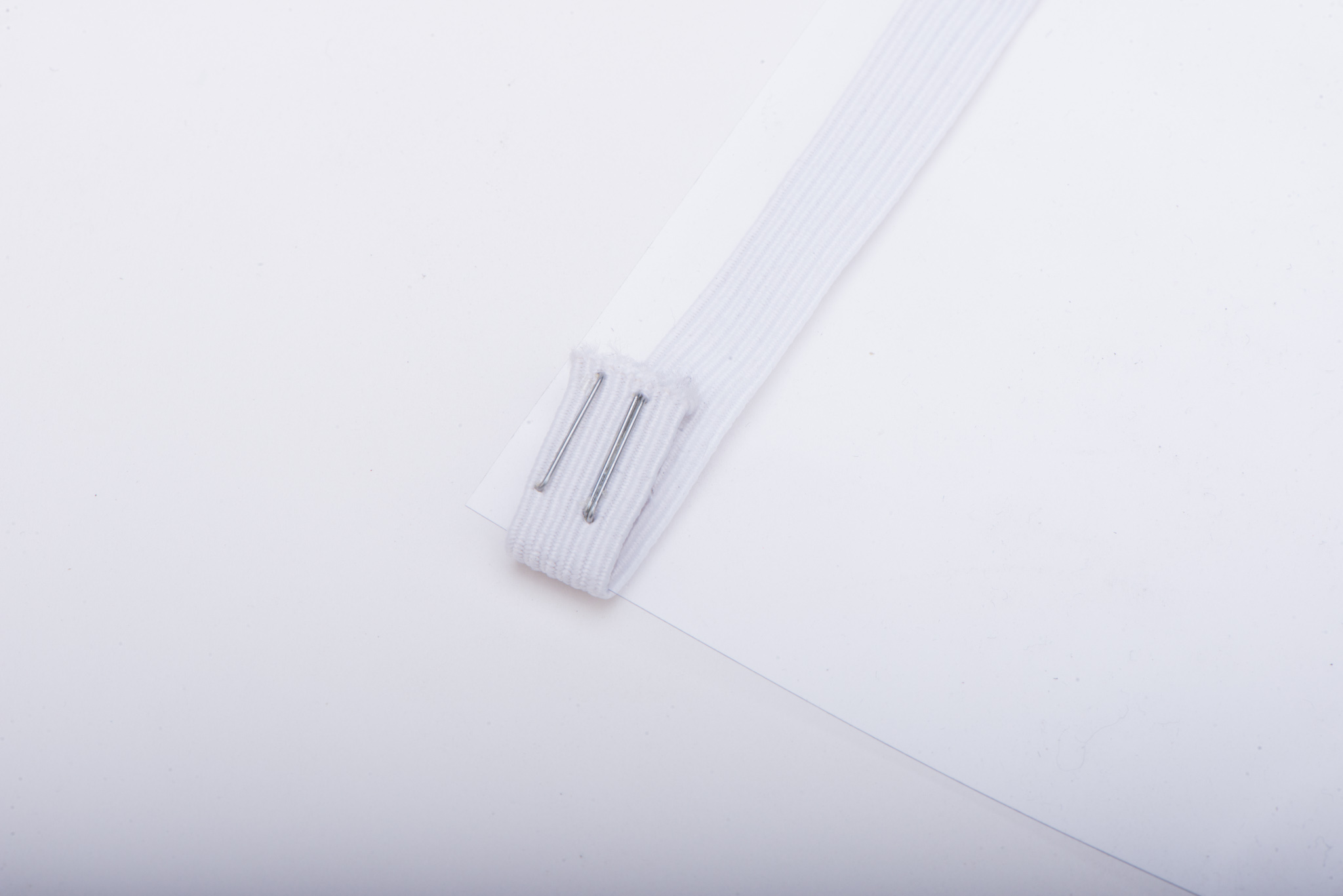 An elastic band stapled on a transparent film