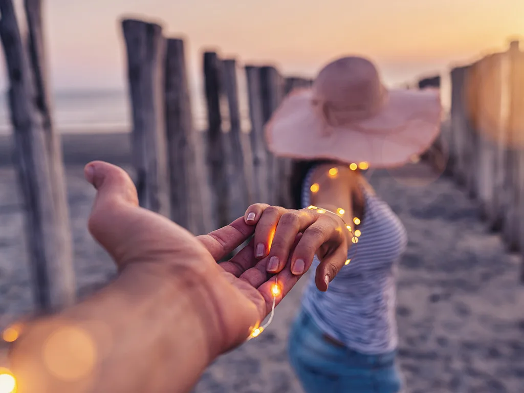 Die besten Liebesromane von Bastei Lübbe, Liebendes Paar, das Händchen hält