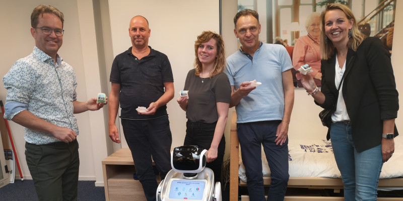 Hertek en SARA Robotics vieren de samenwerking, v.l.n.r. Sjoerd Custers en Rob Sijben van Hertek, Emmy Hendriks, Paul Franke en Maartje Claassen-Eradus van SARA Robotics.
 