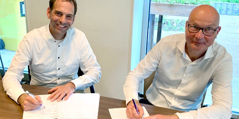 Wouter Schipperheijn (Hertek Care) en Thijs Houtappels (Zonnehuisgroep Amstelland) ondertekenen de samenwerkingsovereenkomst. Wouter Schipperheijn (Hertek Care) en Thijs Houtappels (Zonnehuisgroep Amstelland) ondertekenen de samenwerkingsovereenkomst.