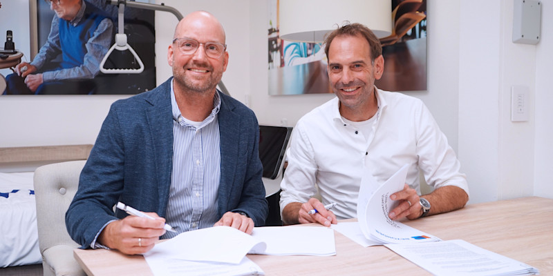 Hertek Care & Beyonder Sebastiaan Sloos (Directeur Beyonder) en Wouter Schipperheijn (Directeur Hertek Care) ondertekenen een nieuwe meerjaren overeenkomst