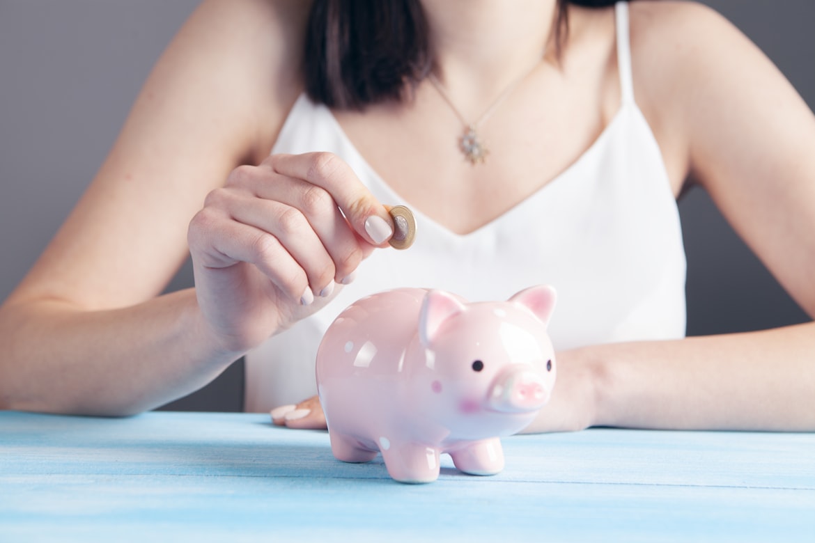 woman-piggybank