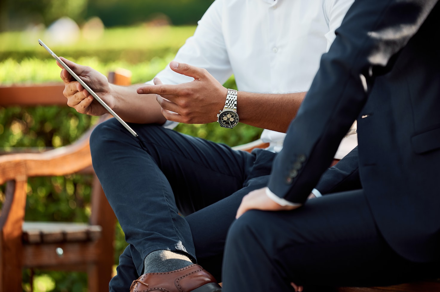 holding-tablet