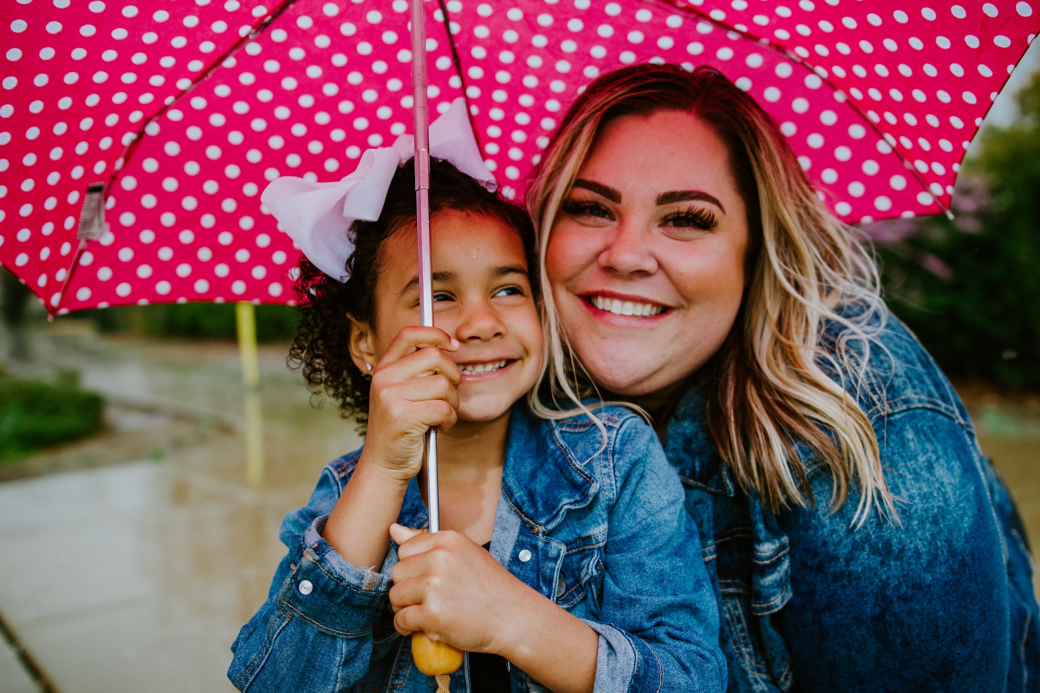 mother-daughter-umbrella