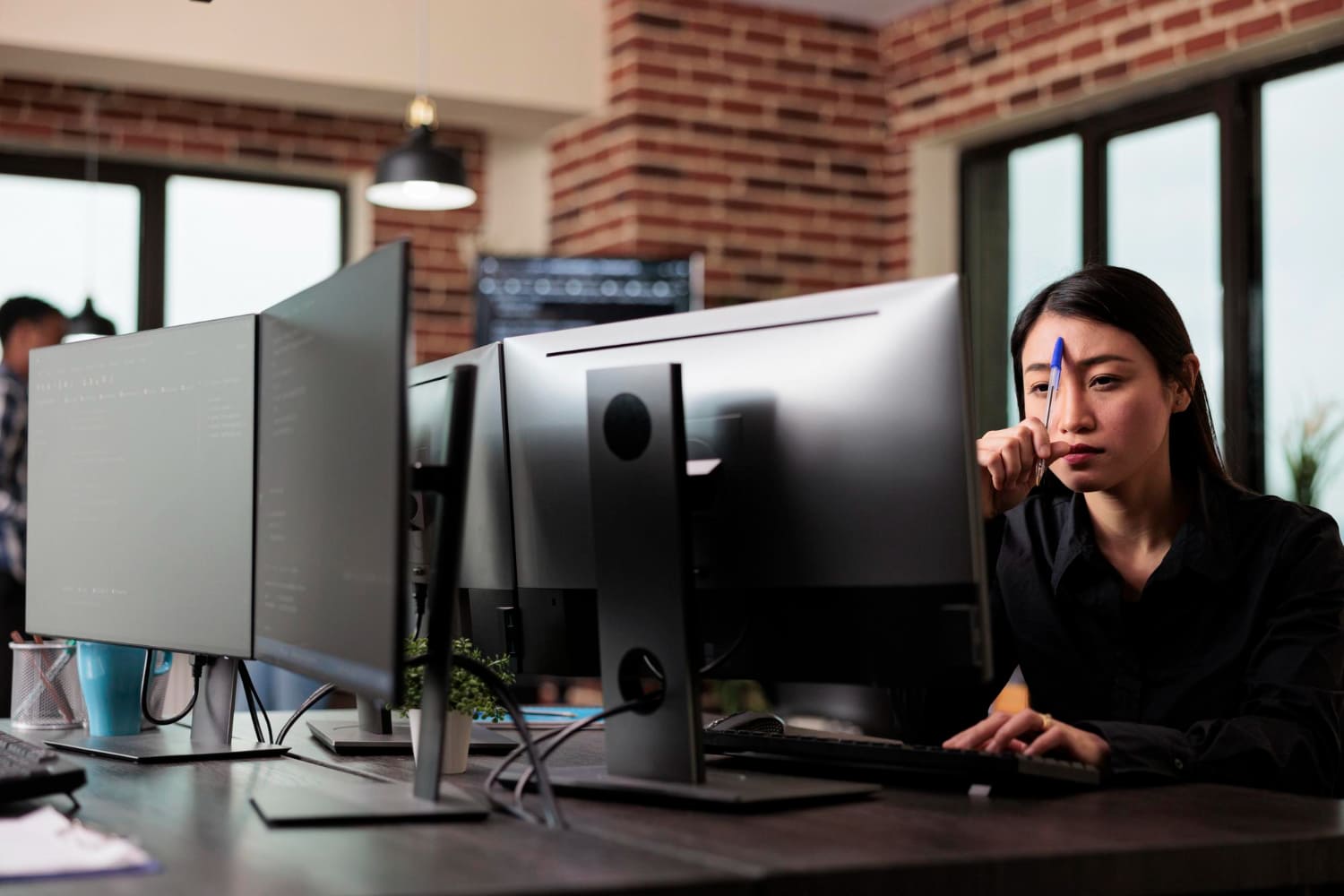 Mulher jovem descendente oriental tem dúvidas em frente ao computador