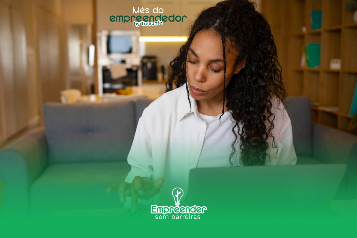 Mulher empreendedora faz cálculos em sua mesa de trabalho em casa Mulher empreendedora faz cálculos em sua mesa de trabalho em casa