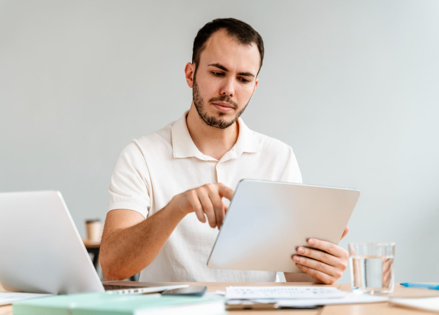 Jovem empreendedor tenta preencher sua declaração anual de faturamento