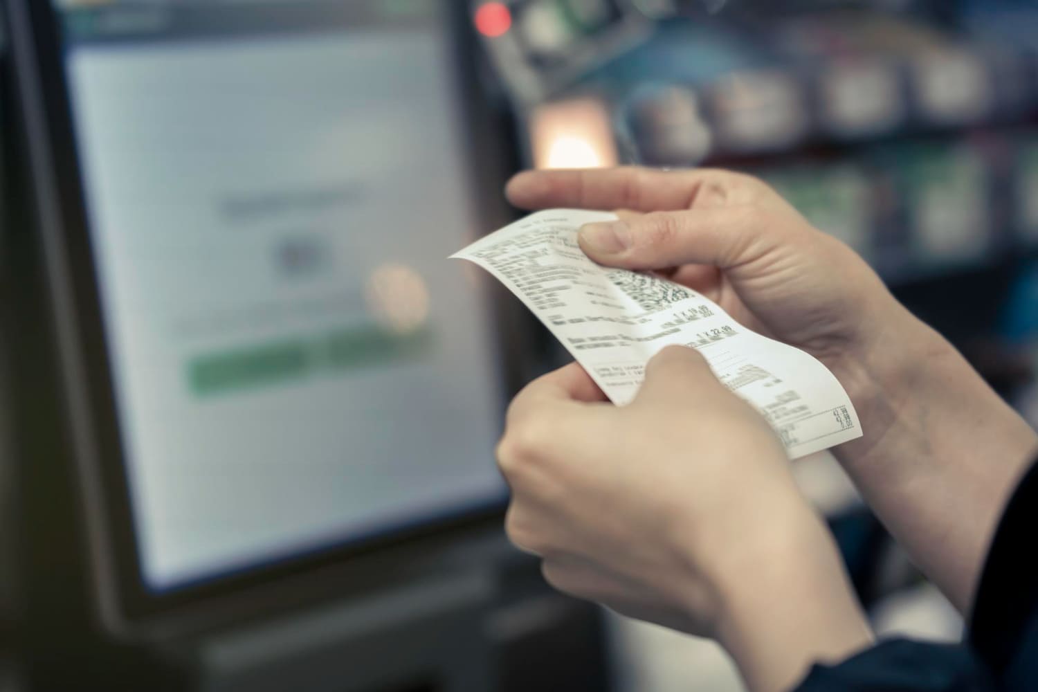 Pessoa confere cupom fiscal após a compra Pessoa confere cupom fiscal após a compra