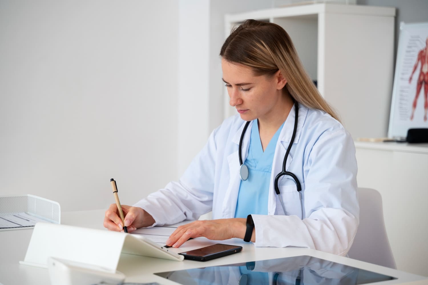 Profissional da saúde trabalha em seu consultório
