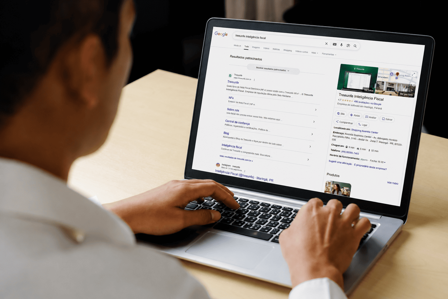 Homem faz pesquisa sobre a empresa Treeunfe Inteligência Fiscal no Google