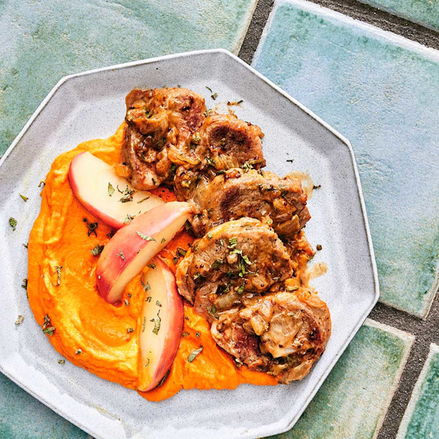 Pork medallions with apple-carrot mash