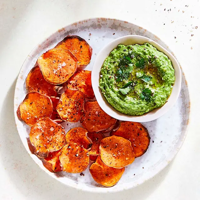 Avocado-parsley dip with sweet potato chips