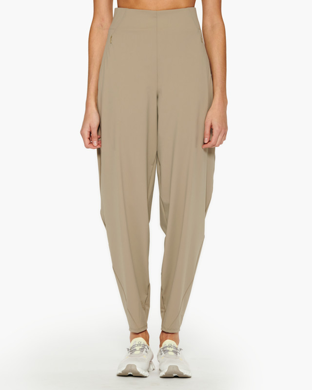 It’s Not Fitness. It’s Life. EQXM_EDT_STYLED_BY_EQX_DEB_ILIA_23_267_pants