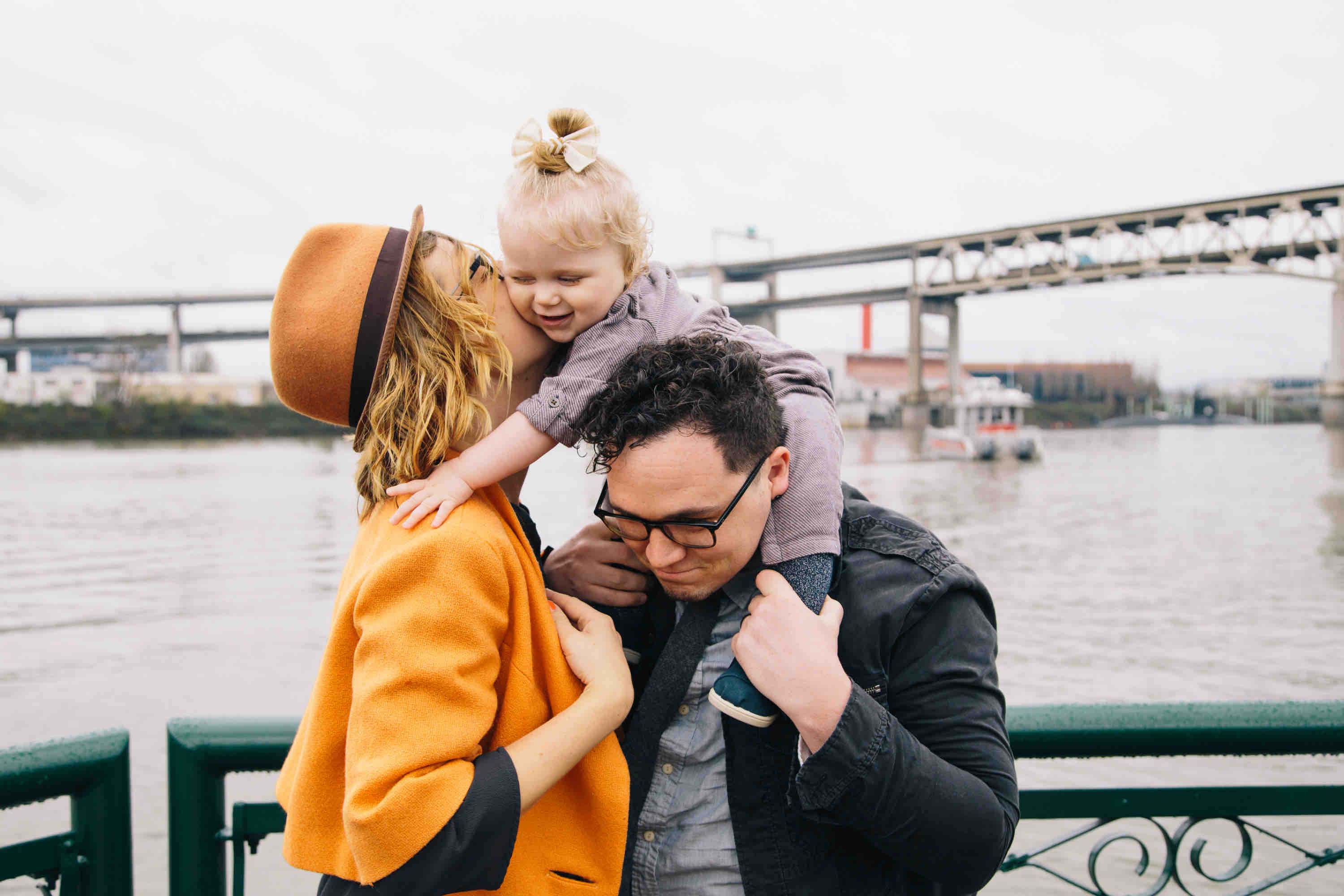 20 year term life insurance, what it is, do i need 20 year term life insurance - parents and child by the waterfront