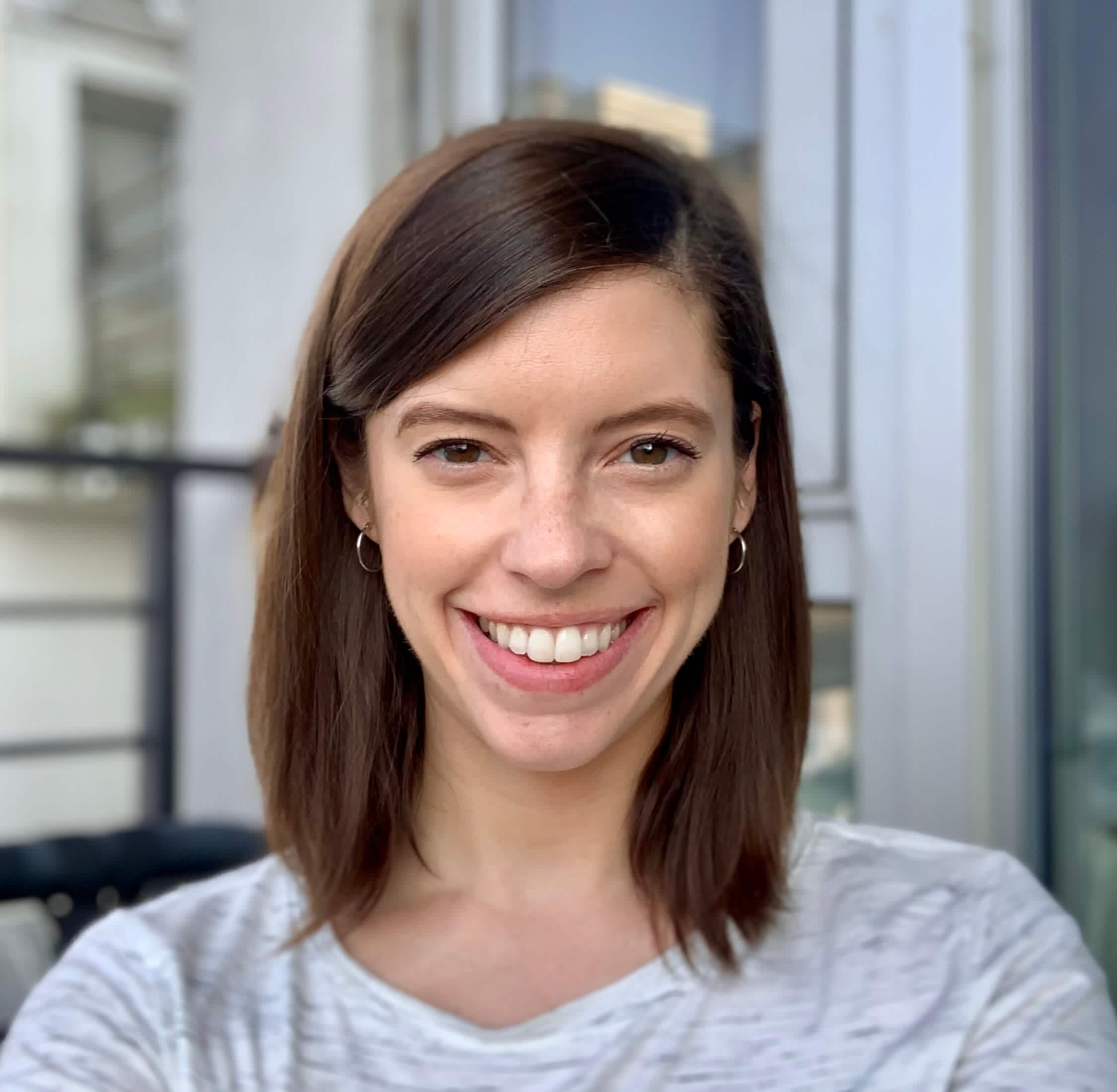 Author head shot, Jacqui Kenyon