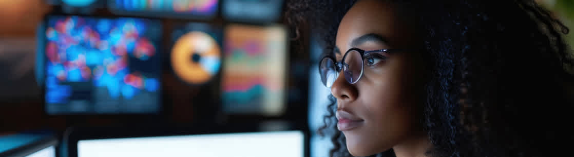 An woman looking at a screen