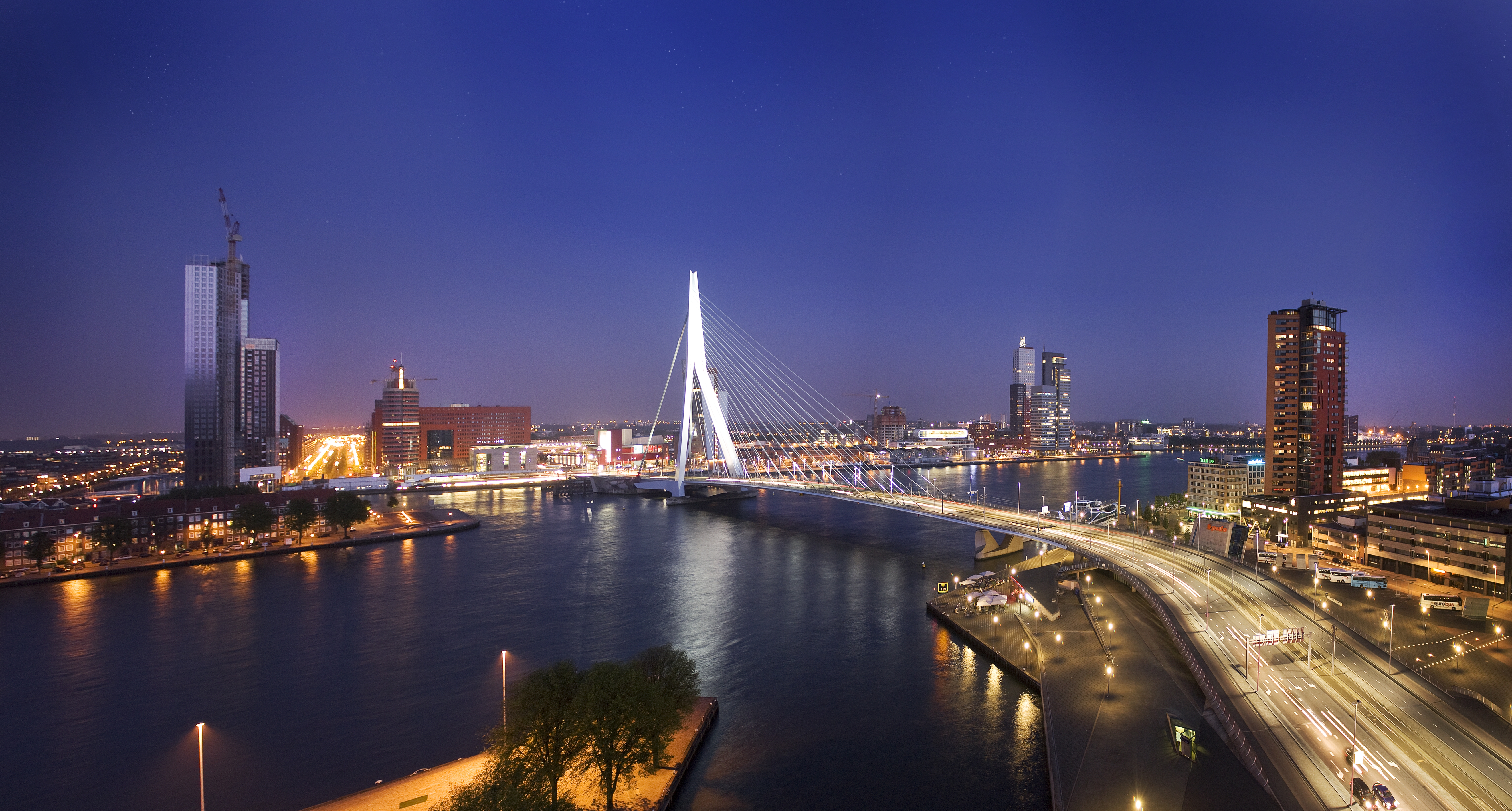 Rotterdam avond Erasmusbrug