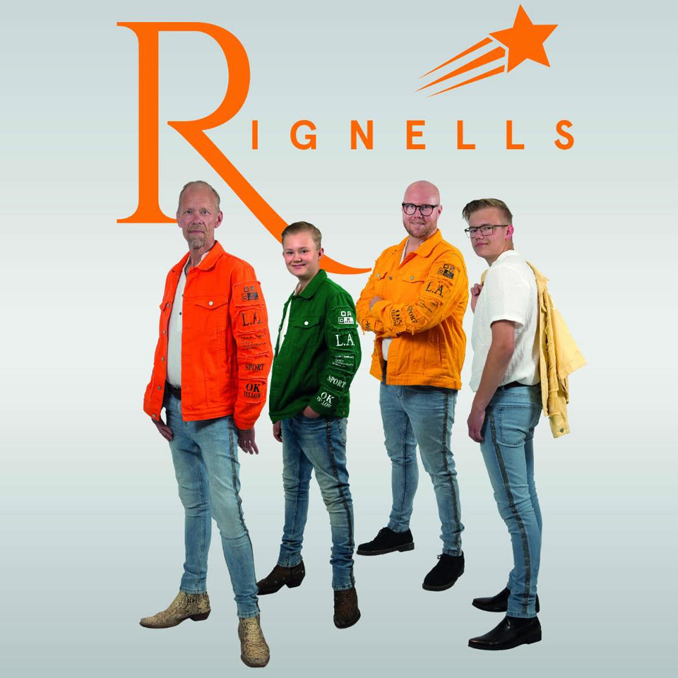 Fyra män står framför en "Rignells"-logotyp. Tre bär orange eller gula jackor, en bär en grön jacka. Alla är klädda i blå jeans och vända mot kameran.