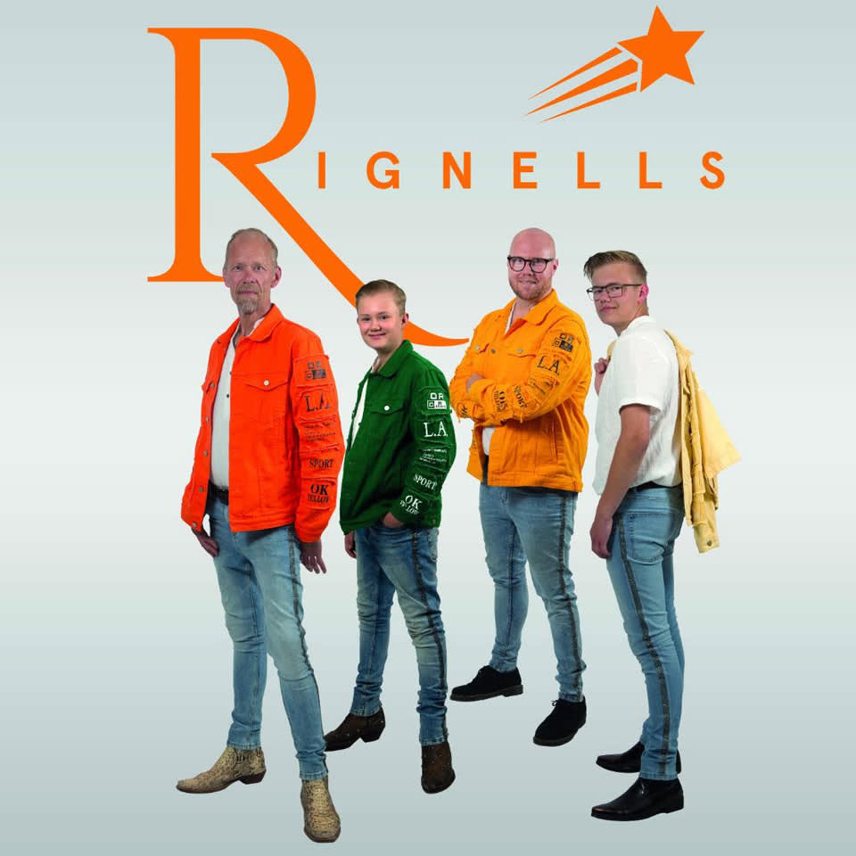 Fyra män står framför en "Rignells"-logotyp. Tre bär orange eller gula jackor, en bär en grön jacka. Alla är klädda i blå jeans och vända mot kameran.