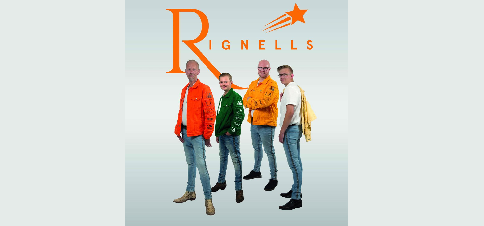 Fyra män står i en rad iklädda färgglada jackor och jeans med ordet "Rignells" och en orange stjärnlogotyp över sig.