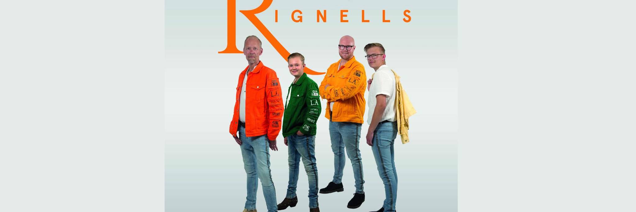 Fyra män står i en rad iklädda färgglada jackor och jeans med ordet "Rignells" och en orange stjärnlogotyp över sig.