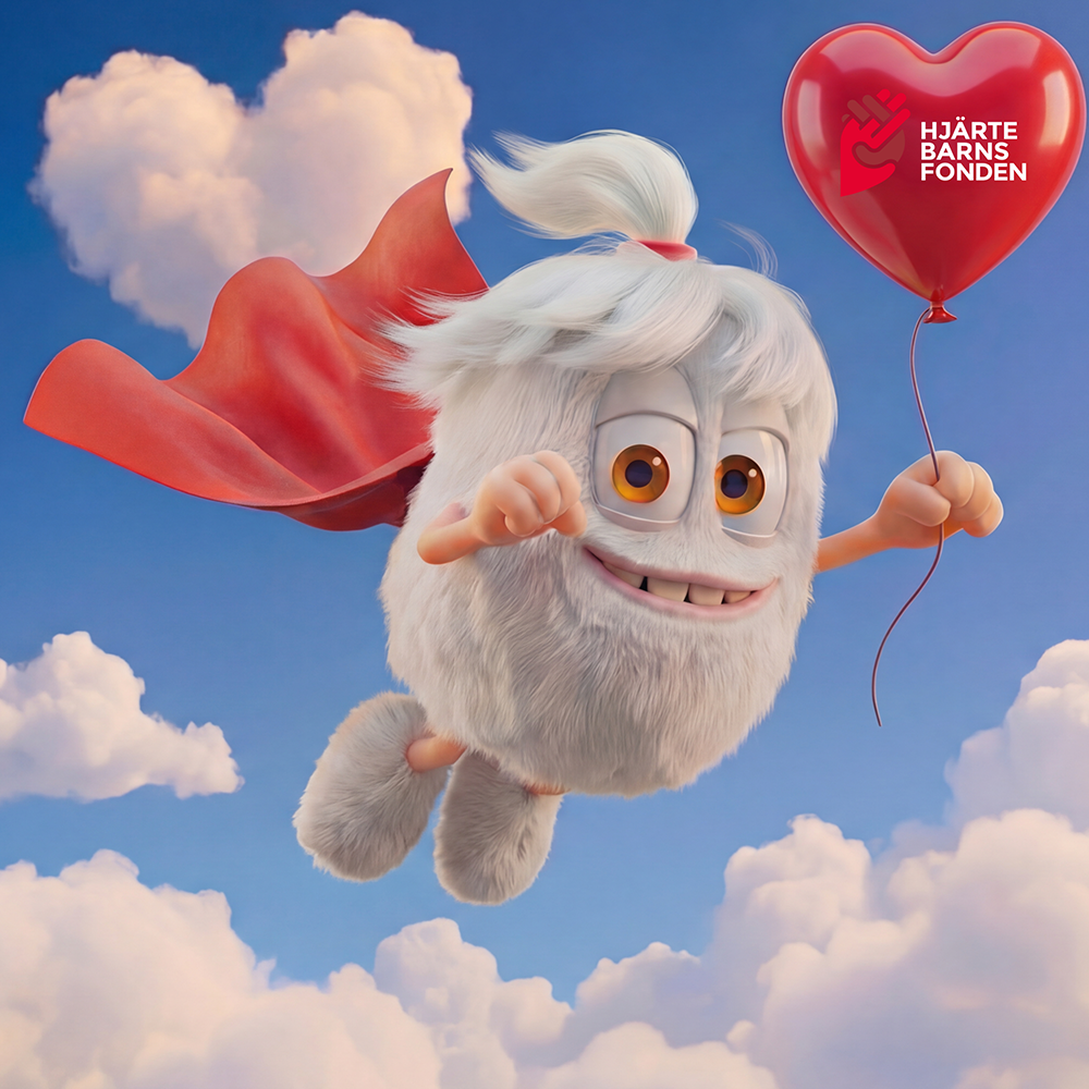 En fluffig, vit seriefigur med röd cape och hästsvans svävar bland molnen och håller i en röd hjärtformad ballong med Hjärtbarnsfondens logotyp.