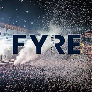 Stor publik på utomhuskonsert med konfetti i luften, scenbelysning och texten "FYRE FESTIVAL" i feta bokstäver.