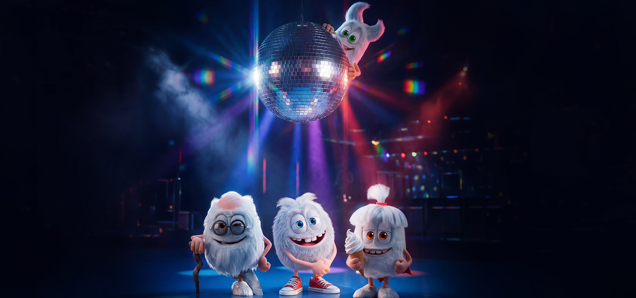 Tre fluffiga vita tecknade figurer står under en discokula, med en annan figur hängande ovanför; färgglada lampor lyser i bakgrunden.