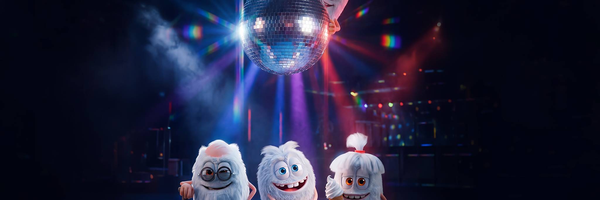 Tre fluffiga vita tecknade figurer står under en discokula, med en annan figur hängande ovanför; färgglada lampor lyser i bakgrunden.